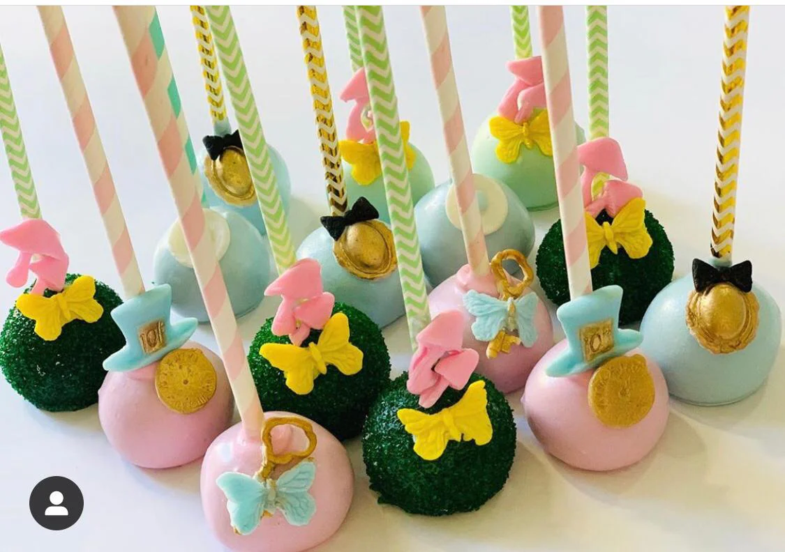 Alice in Wonderland Cake Pops set of 12 - Image 3