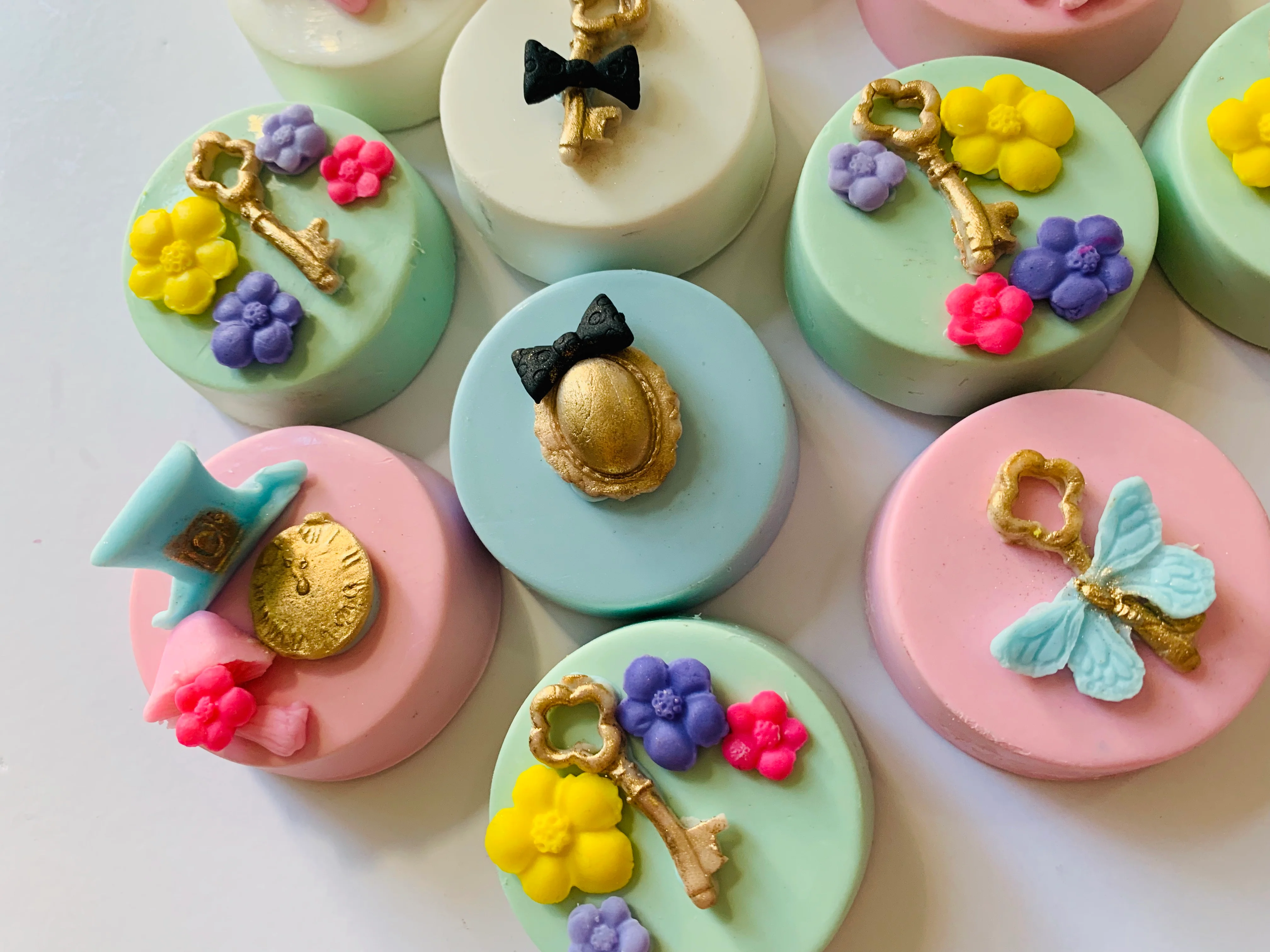 Alice in Wonderland Cake Pops set of 12 - Image 4